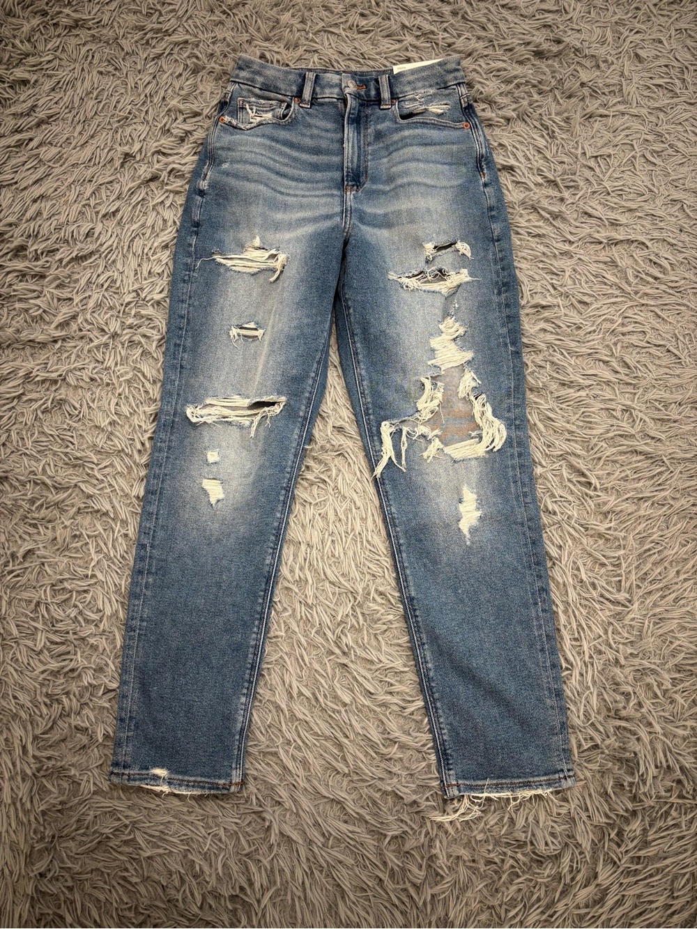 NEW American Eagle Women’s Light Wash Curvy Mom Distressed Stretch Jeans Size 2